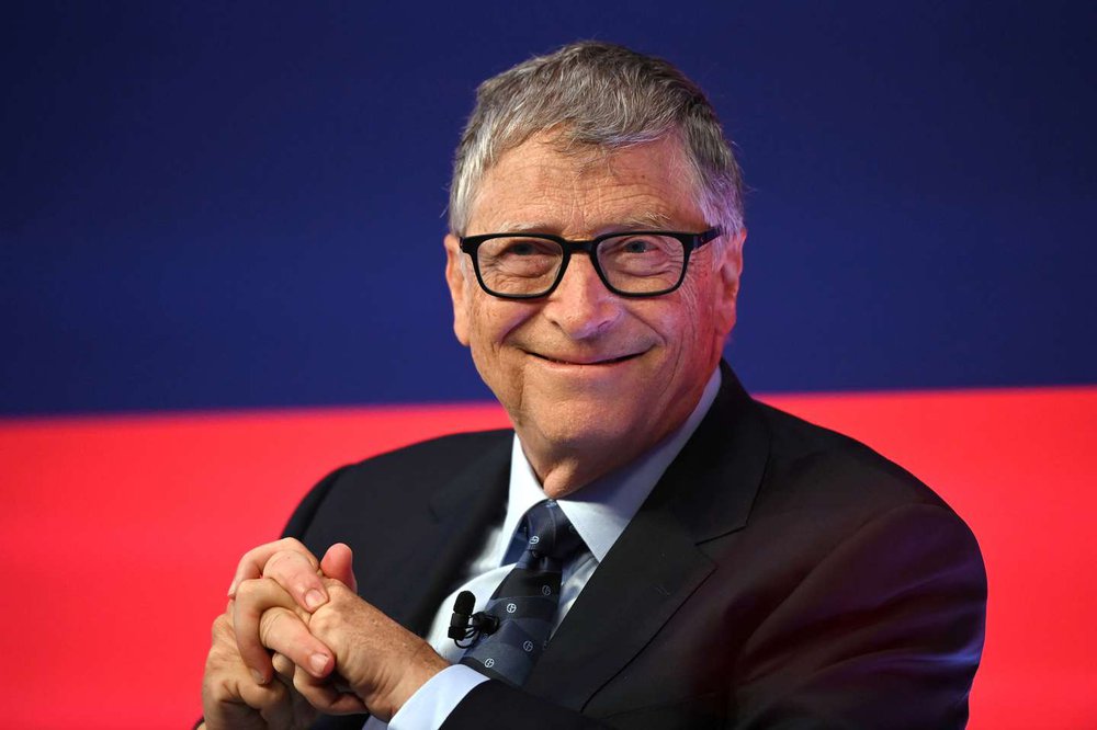 Bill Gates sonriendo, fundador de Microsoft. Tatuajes electrónicos