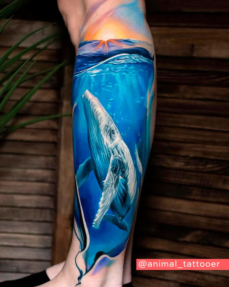 Tatuaje de ballena en tinta azul. Tatuaje en la pierna
