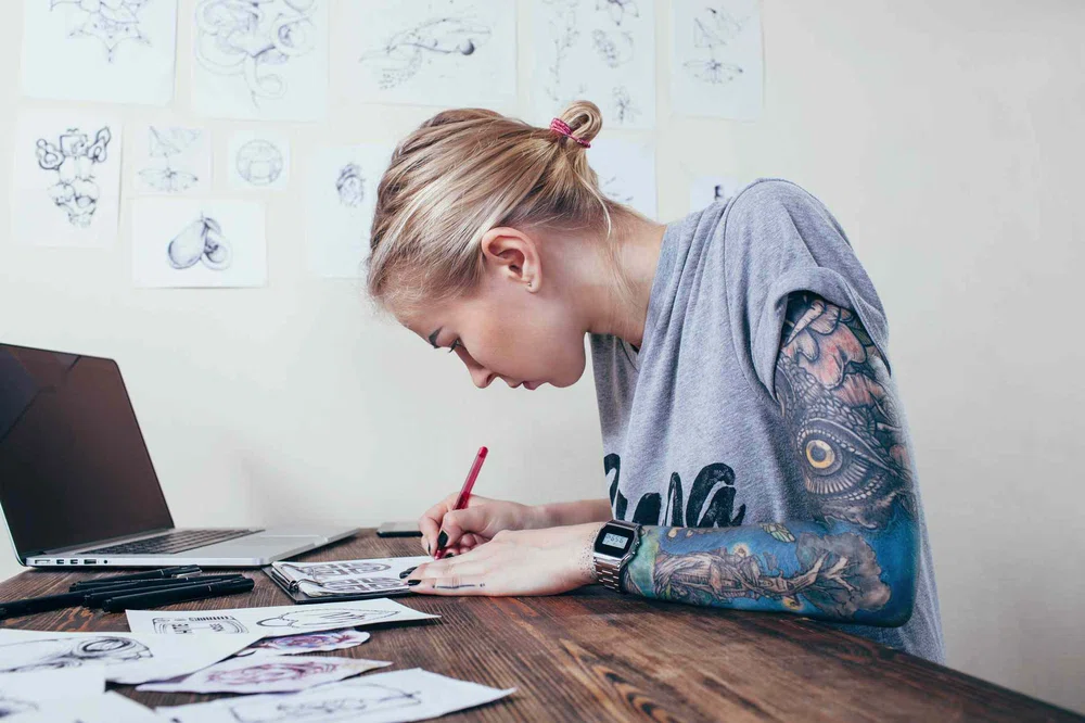 Artista realizando un diseño para un tatuaje. Aprende a diseñar tatuajes