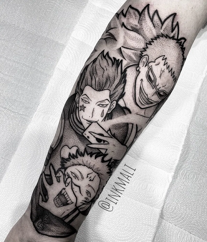 tatuaje anime de Ink Mali con 3 personajes de anime tatuados en puntillismo con tinta negra en el antebrazo