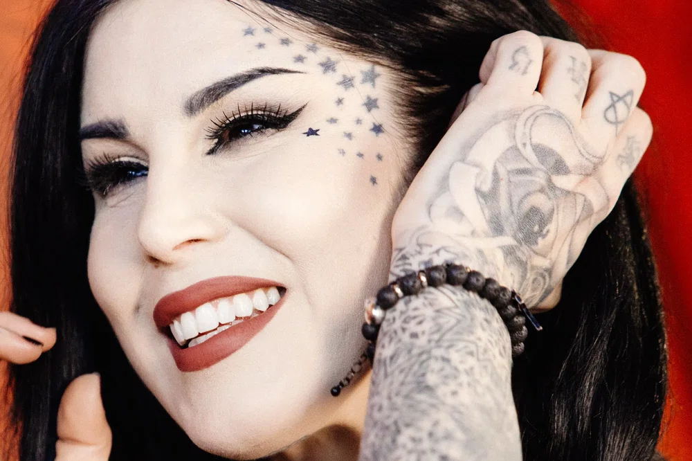 foto de Kat Von D, la tatuadora profesional más reconocida en el mundo del tatuaje