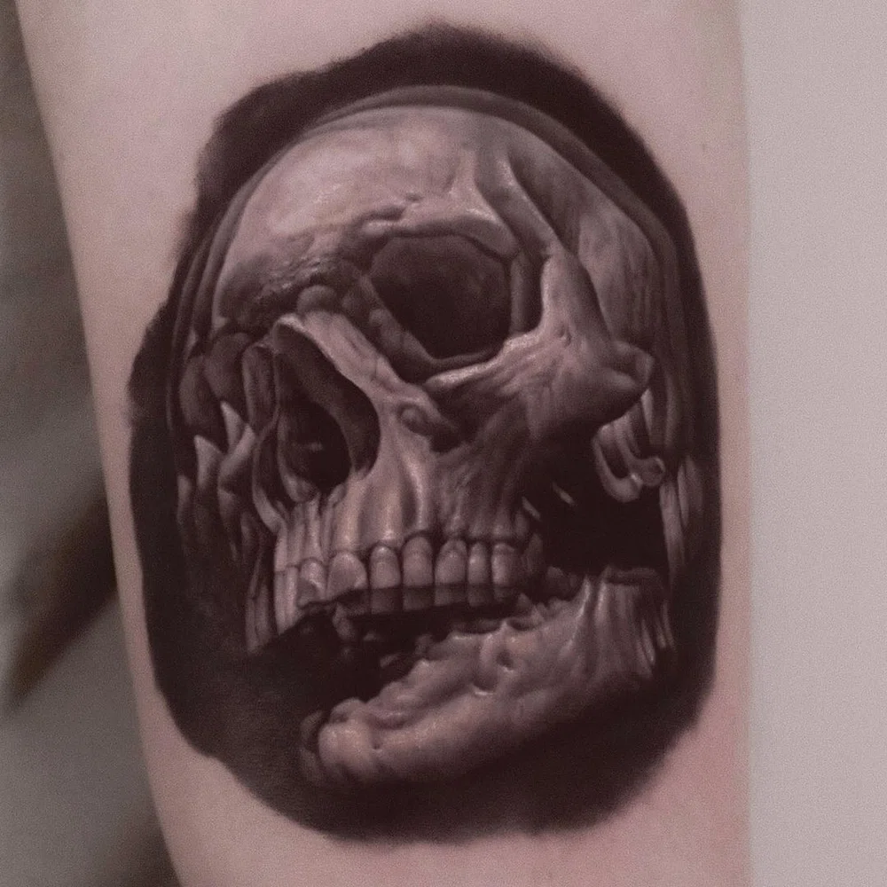 Tatuaje de calavera. Ralf Nonnwiler tatuador. Black and grey tattoo