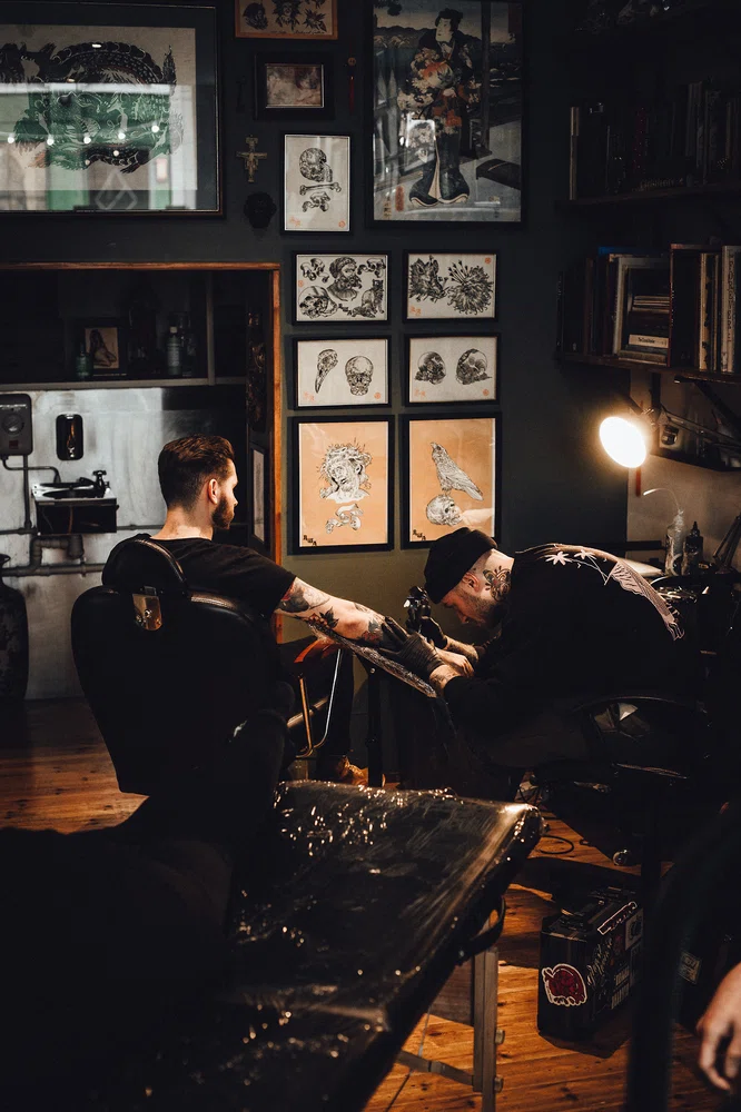 tatuador profesional trabajando en su estudio de tatuaje