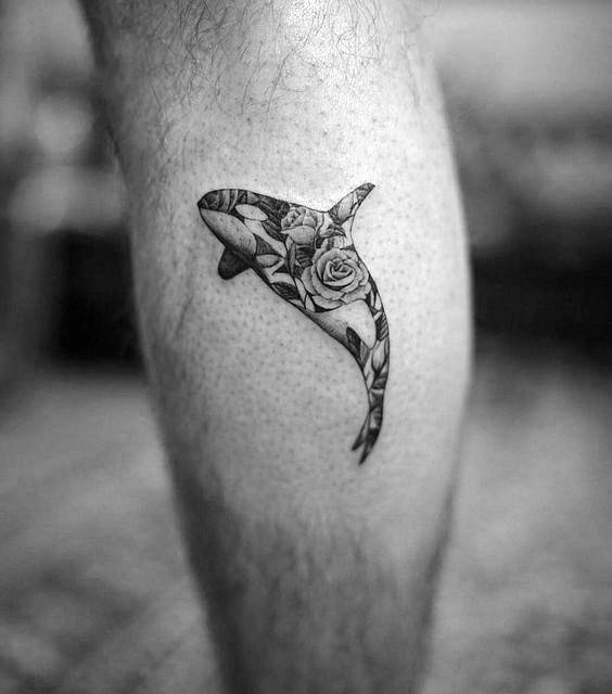 tatuaje con el dibujo de una orca decorada con motivos florales.