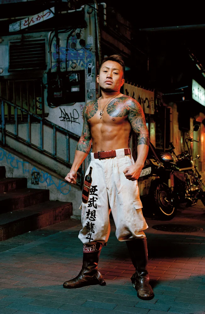 Hombre tatuado en la calle. Yazkuza y delincuencia. Tatuajes Yakuza.